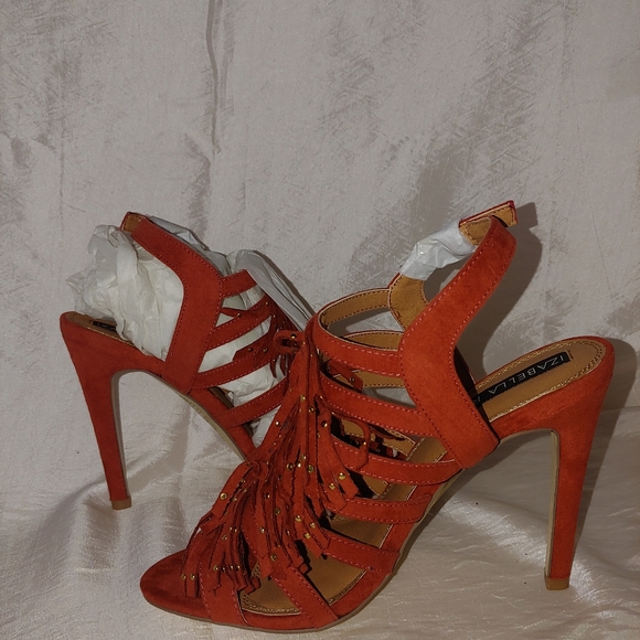 Izabella Rue - Picture 2 of 5